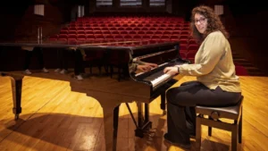 İzmir Büyükşehir Belediyesi AASSM’de görev yapan otizmli müzisyen Özge Çeltik, sanatıyla da fark yaratıyor…