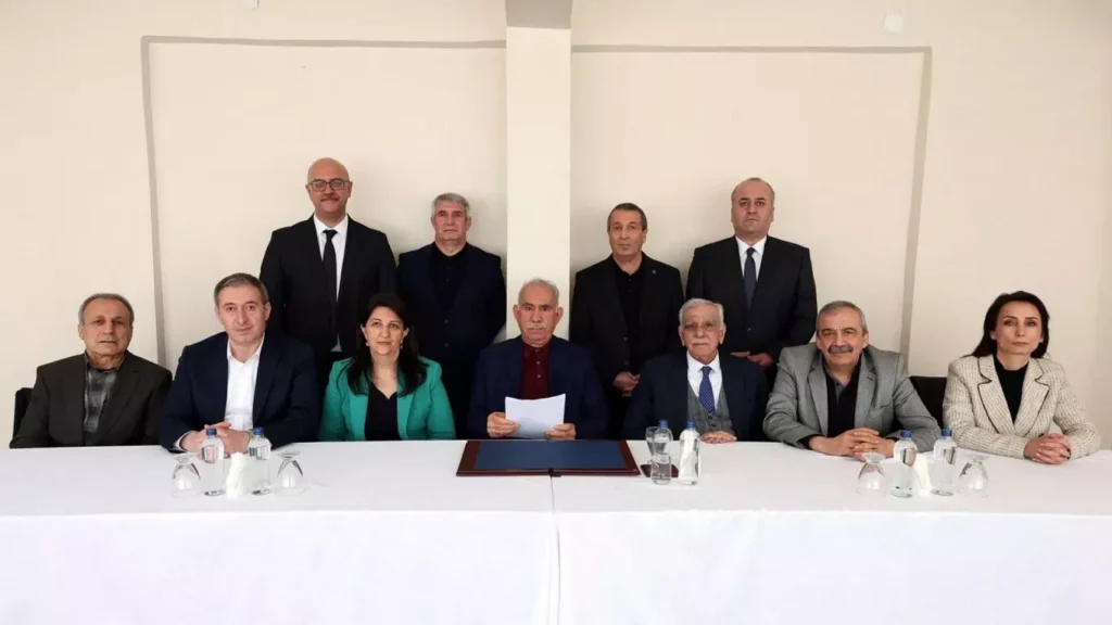 DEM Parti’den PKK kongresi açıklaması: ‘Barış ve demokratik çözüm yolunda yeni bir sayfa açılıyor’…