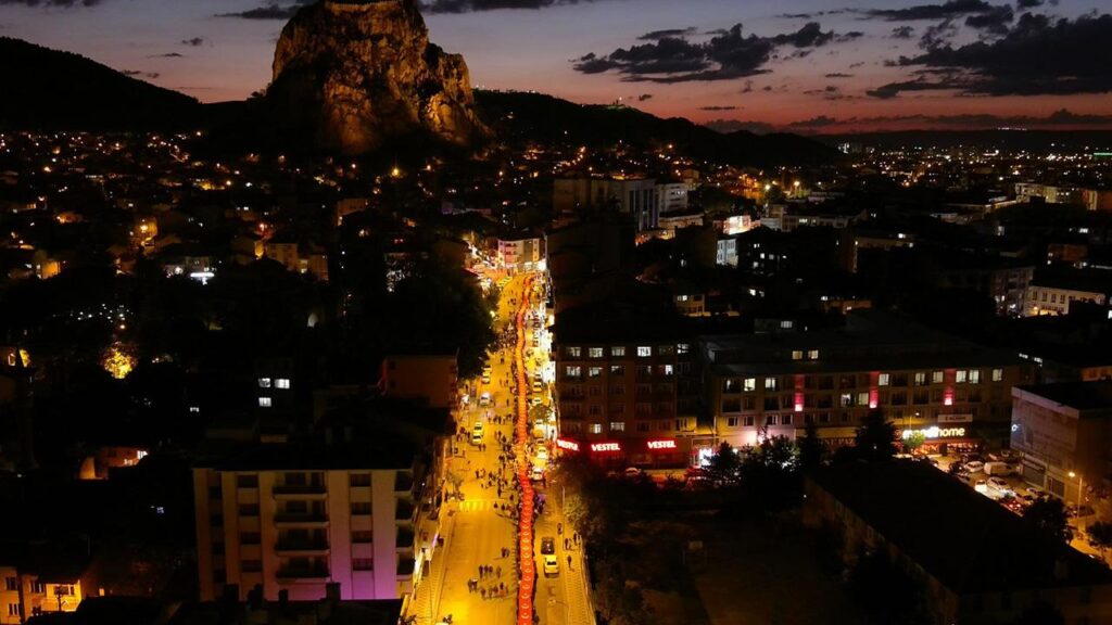 Afyonkarahisar’da 19 Mayıs Atatürk’ü Anma, Gençlik ve Spor Bayramı etkinlikleri kapsamında 1000 metre uzunluğunda Türk bayrağıyla “Gençlik Yürüyüşü”