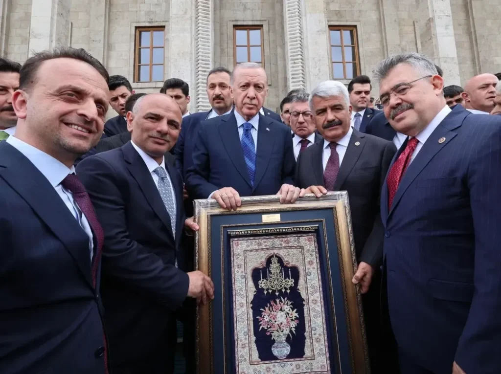 Kocaeli’nin Körfez Belediye Başkanı Söğüt’ten ilk Hereke Halısı Cumhurbaşkanı Erdoğan’a verildi!…