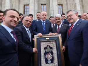Kocaeli’nin Körfez Belediye Başkanı Söğüt’ten ilk Hereke Halısı Cumhurbaşkanı Erdoğan’a verildi!…