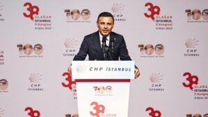 İstanbul Adliyesi önünde polise mukavemet edildiği gerekçesiyle, CHP İstanbul İl Başkanı Özgür Çelik’e 17 yıla kadar hapis talebi…