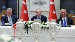 Cumhurbaşkanı Erdoğan, Süper Lig’e yükselen üç kulübün yönetim kurulunu, teknik heyetini ve futbolcularını kabul etti.