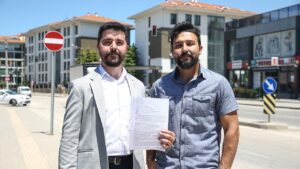 Bursa’da geçen yıl sahipsiz köpeklerin saldırması sonucu yaralanan Furkan Kara, ilgili kurumlara açtığı manevi tazminat davasını kazandı.