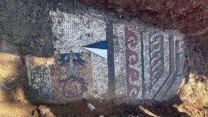 Kahramanmaraş’ta altyapı kazısı sırasında 1500 yıllık Roma mozaiği gün yüzüne çıktı.