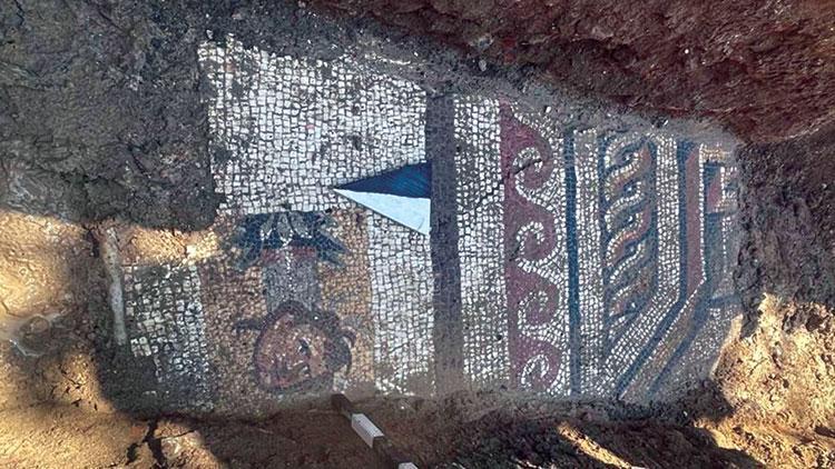 Kahramanmaraş’ta altyapı kazısı sırasında 1500 yıllık Roma mozaiği gün yüzüne çıktı.