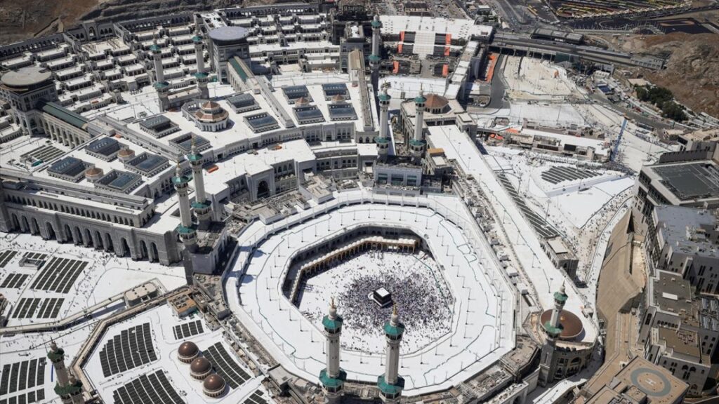 Mukaddes topraklardaki görevlerini tamamlayarak hacı olan yüz binlerce Müslüman, Kabe’den “veda tavafı” yaparak ayrılıyor.