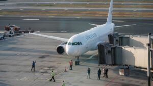 İstanbul’a 12 yıl aradan sonra ilk seferini düzenleyen Suriye Havayolları’na ait uçak, havalimanında törenle karşılandı.