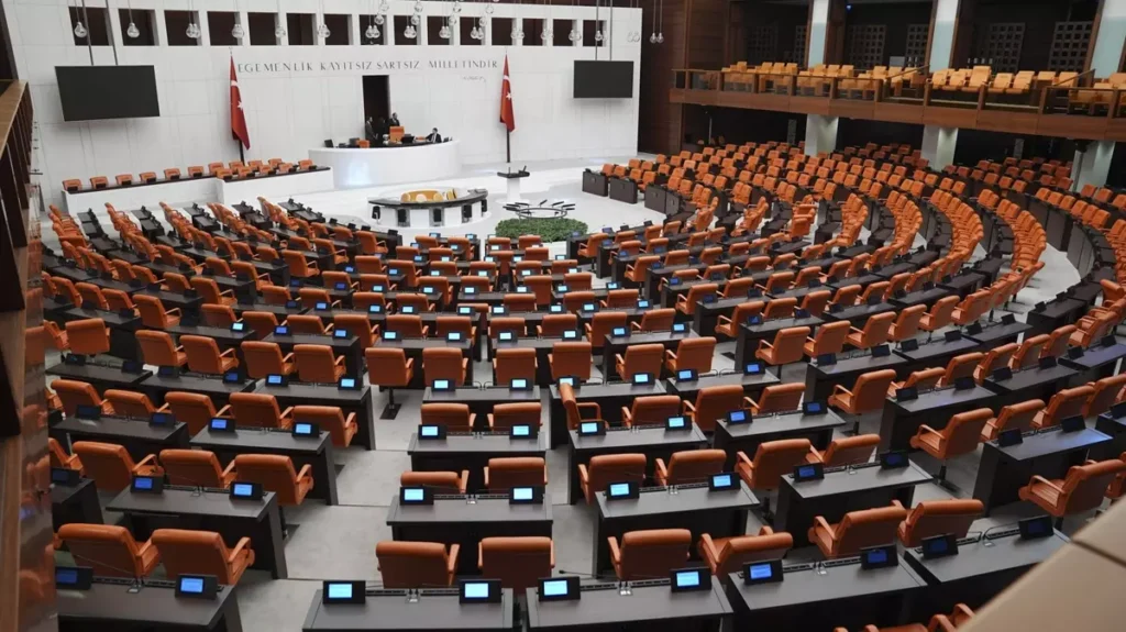 Mesaisine bugün başlayacak Meclis Genel Kurulu’nun gündeminde bu hafta da Kanun Hükmünde Kararnameler (KHK) olacak.