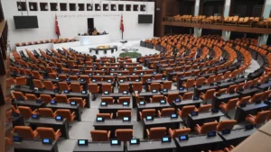 TBMM’de zehirlenme şüphesiyle 100’ü aşkın kişi, ishal, kusma ve halsizlik şikayetleriyle hastaneye başvurdu.