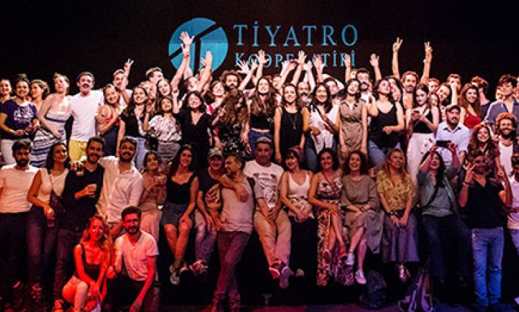 Tiyatro Kooperatifi’nden yaz boyu dayanışma: “Bu Yaz Sahnelerimizi Kapatmıyoruz” kampanyası başlıyor!