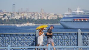 Meteorolojiye göre, yurt genelinde sıcaklıklar, mevsim normallerinin 6 ila 12 derece üzerinde seyretti