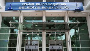 İzmir Büyükşehir Belediyesine yönelik hazırlanan 2 iddianamede, şüpheliler hakkında 3’er yıldan 14’er yıla kadar hapis cezası istendi.