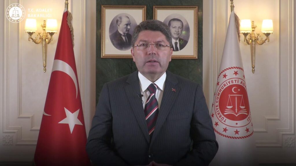 Adalet Bakanı Tunç, terör örgütü PKK’ya ilişkin, “Silah bırakma sürecinin izlenmesiyle ilgili devletin kurumları konuyu hassasiyetle takip ediyor.”
