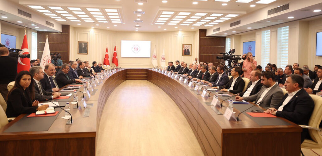 Bakan Işıkhan, 8. Dönem Kamu Toplu Sözleşmesi sürecine ilişkin açıklamalarda bulundu.