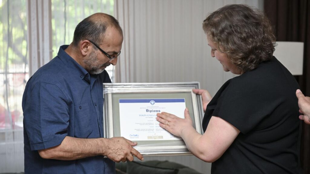 Eskişehir’deki orman yangınında şehit olan AKUT gönüllüsü Tekin Enes Sarıyıldız’ın mezun olduğu okuldan alamadığı diploması, ailesine teslim edildi