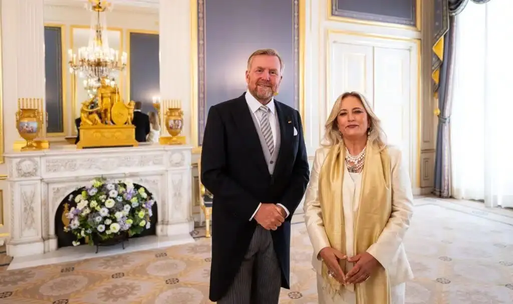 Büyüleyici Bir An: Lahey Büyükelçimiz Fatma Ceren YAZGAN Hollanda Kralı önünde göz kamaştırdı!
