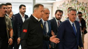 Bakan Yerlikaya, İzmir’de Pazartesi günü polis merkezine düzenlenen saldırıda yaralanan iki polis ile bir vatandaşı, tedavi gördükleri hastanede ziyaret etti.