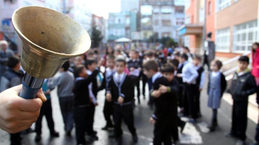 Yeni eğitim öğretim yılında bugün yaklaşık 18 milyon öğrenci ve 1 milyon 200 bin öğretmen ders başı yapacak.
