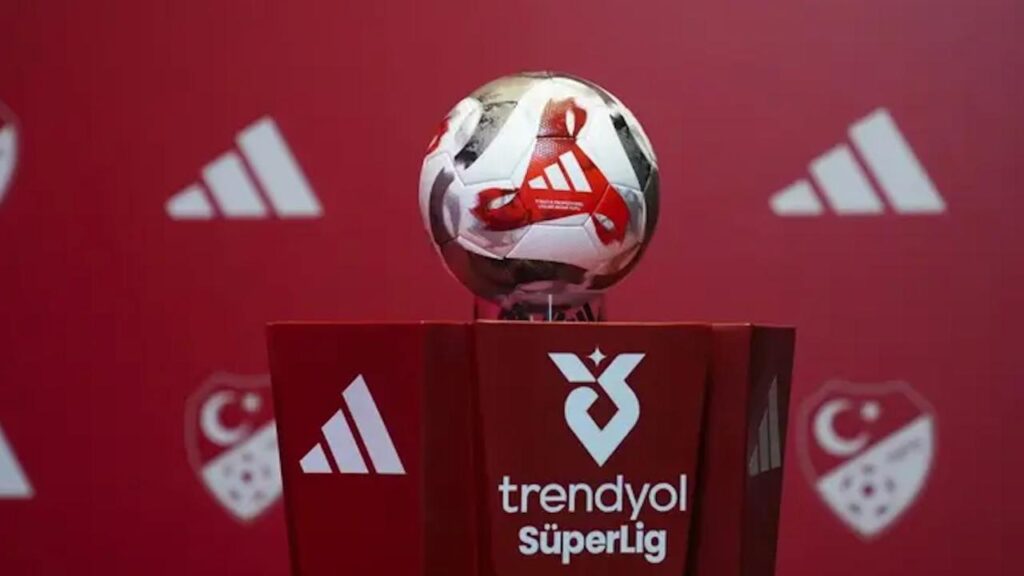 Süper Lig’de yarın oynanacak Fenerbahçe-Trabzonspor karşılaşmasının başlama saati, A Milli Basketbol Takımı’nın EuroBasket 2025’teki final maçı dolayısıyla saat 19.00’a alındı.