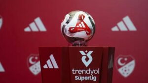 Süper Lig’de bugün oynanacak Fenerbahçe-Trabzonspor karşılaşmasının başlama saati, A Milli Basketbol Takımı’nın EuroBasket 2025’teki final maçı dolayısıyla saat 19.00’a alındı.