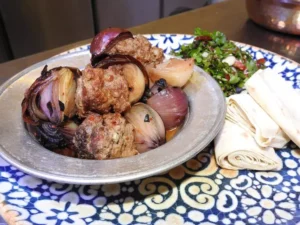 Gaziantep mutfağının eşsiz lezzetlerinden biri olan soğan kebabı, özellikle sonbahar ve kış aylarında artan talep ile dikkat çekiyor.