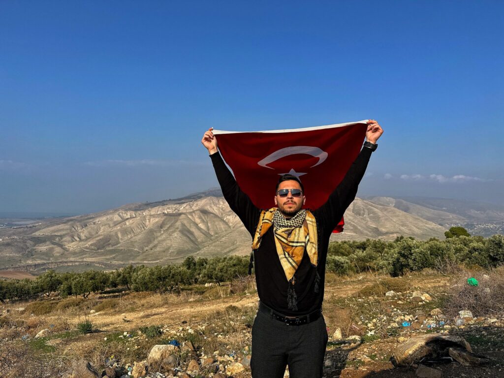 Gökçe Medya Genel Koordinatörü Mustafa Talha Cabadak, Golan Tepelerine Türk Bayrağı Dikti…