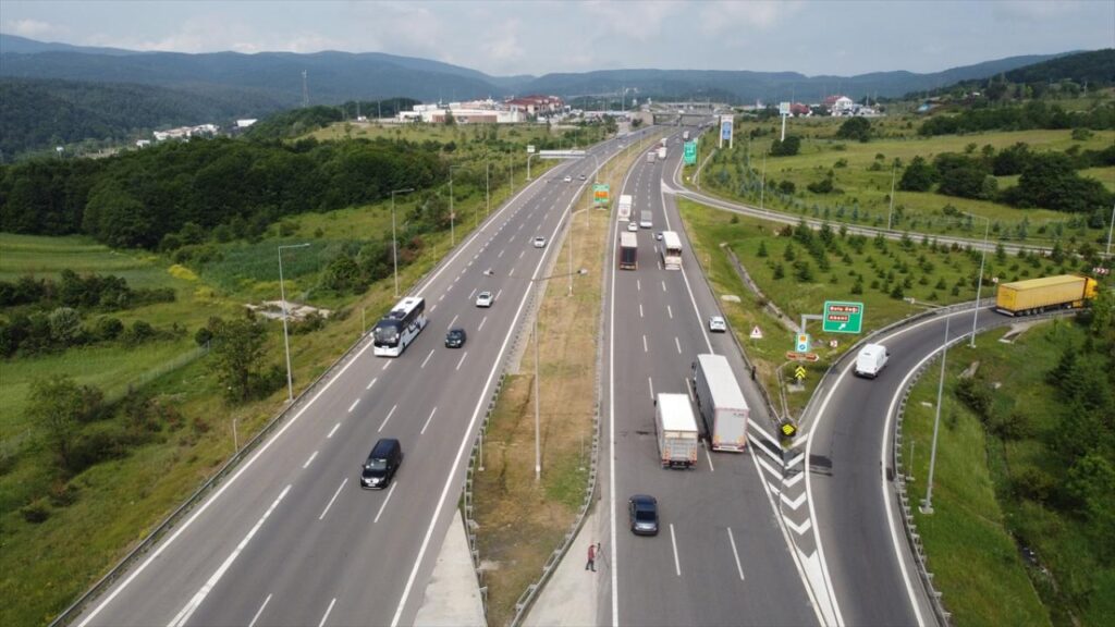 Anadolu Otoyolu Gerede-Karabük bağlantı yolunda başlatılan bakım onarım çalışması devam ediyor…