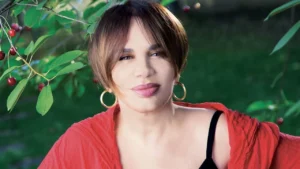 Sezen Aksu, yakın dostu Sırrı Süreyya Önder’in vefatının ardından saçlarını kazıtmış ve uzun süredir kameralardan uzak kalmıştı…