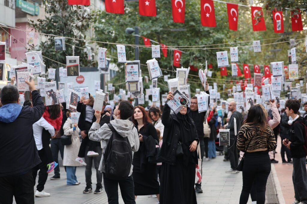 Kocaeli’de gelenek bozulmadı, kitaplar yine ilk ağaçlarda açtı!
