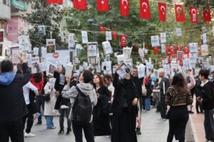 Kocaeli’de gelenek bozulmadı,  kitaplar yine ilk ağaçlarda açtı!
