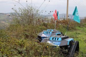 Kocaeli Büyükşehir Belediyesi’den “Çalı Canavarı”, kırsal yollarda çalı, diken ve taş gibi engelleri temizliyor, ulaşım güvenliğini sağlıyor