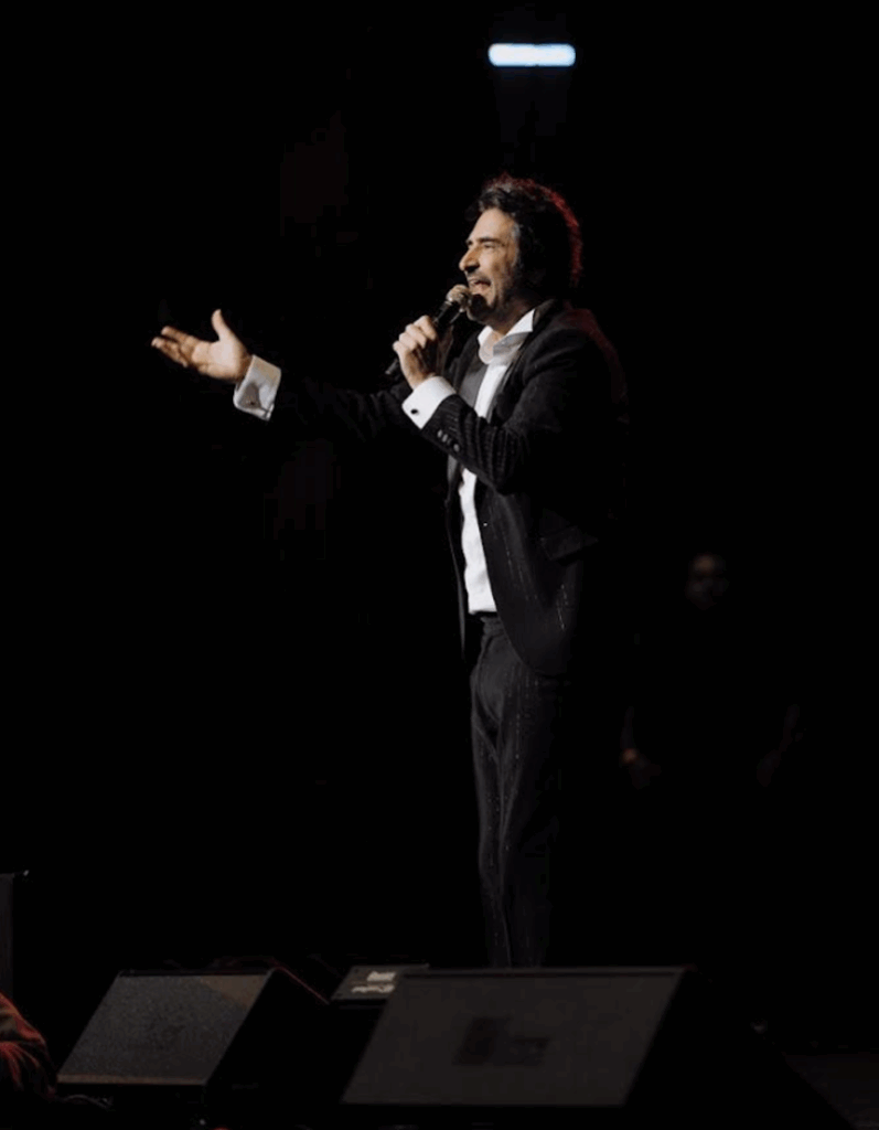 Türk Halk Müziği sanatçısı Mahsun Kırmızıgül Moskova’yı büyüledi…