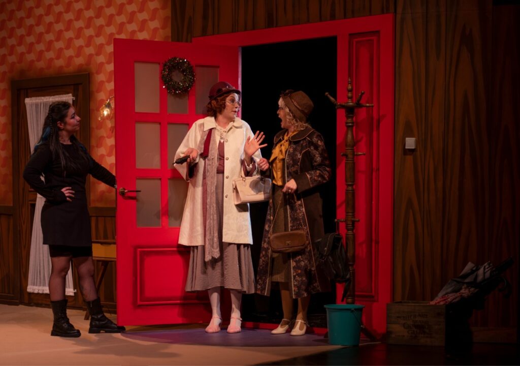 Adana’da Kocaeli Şehir Tiyatroları’nın “Üç Jokerli Konken’i” adlı oyununa büyük ilgi… 