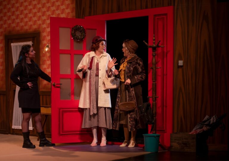 Adana’da Kocaeli Şehir Tiyatroları’nın “Üç Jokerli Konken’i” adlı oyununa büyük ilgi… 