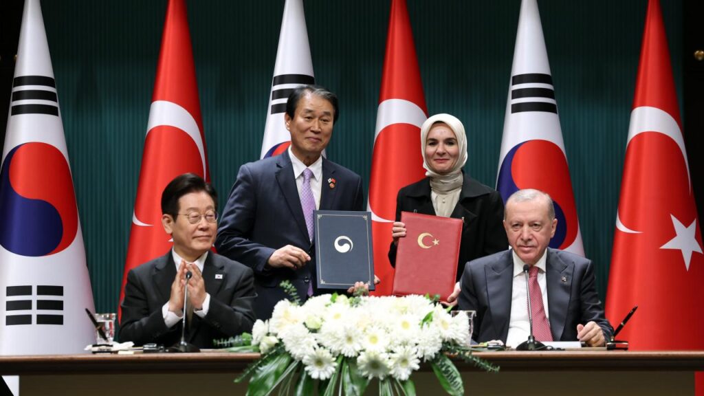 Cumhurbaşkanı Recep Tayyip Erdoğan ve Güney Kore Devlet Başkanı Lee Jae Myung’un huzurunda iki ülke arasında 3 anlaşma imzalandı.