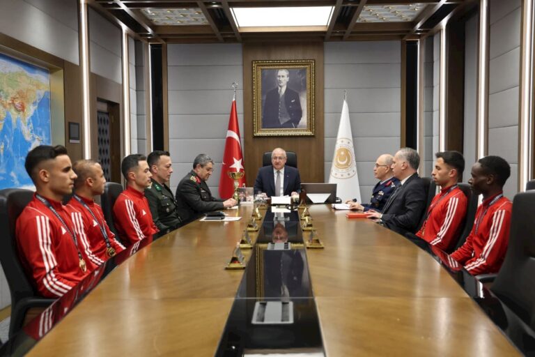 Millî Savunma Bakanı Yaşar Güler, TSK Spor Gücü Kır Koşusu Takımını Kabul Etti