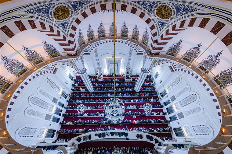 Cuma Hutbesi: “İnsan, Huzuru İbadetle Elde Eder”
