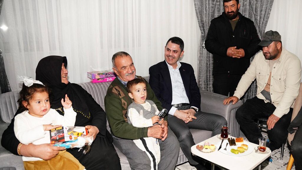 Depremdeki gözyaşları yeni evlerinde mutluluğa dönüştü