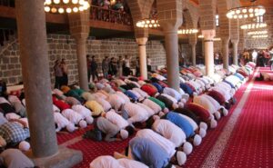 Müslümanların hayatında teori ve pratik arasındaki çelişki…