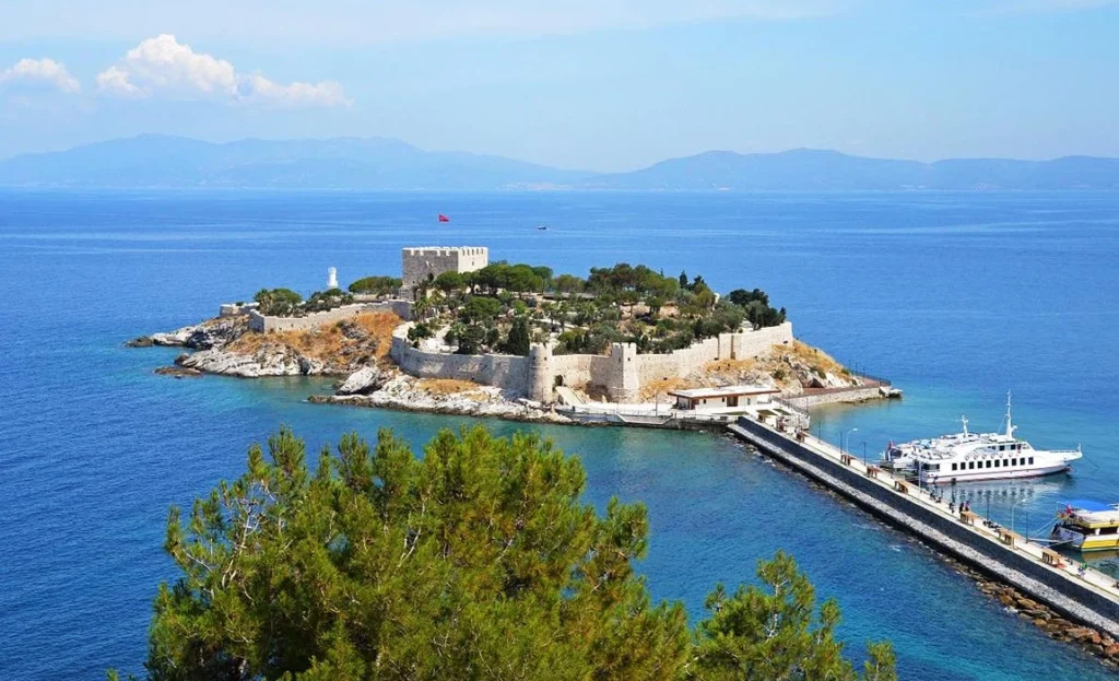 Kuşadası Güvercinada Açık Hava Müzesi’ni 2025 yılında181 bin 419 kişi ziyaret etti