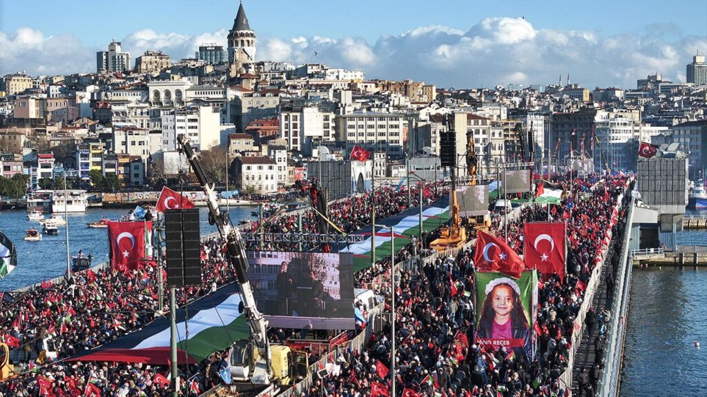İstanbul Galata Köprüsü’ndeki Filistin’deki katliama “dur” eylemi