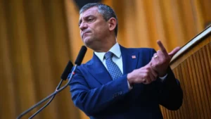 Mesafe Giderek Açılıyor