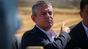 Yine fırça mı yedin? Ekrem’den son talimatları alan Özgür’ün ağzını bıçak açmıyor…