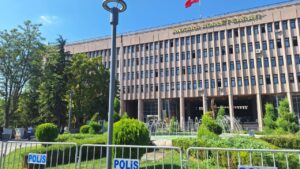 “Laikliği birlikte savunuyoruz” başlıklı bildiriyi imzalayan 168 kişi hakkında “halkı kin ve düşmanlığa tahrik” suçundan soruşturma başlattı.