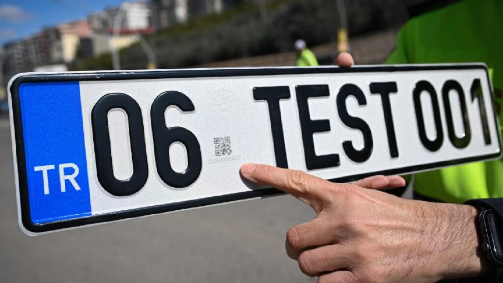 “APP” olarak bilinen standart dışı plaka kullanımı ile araçlara sonradan eklenen ses ve görüntü sistemleri için vatandaşlara tanınan geçiş süresi yarın sona eriyor.