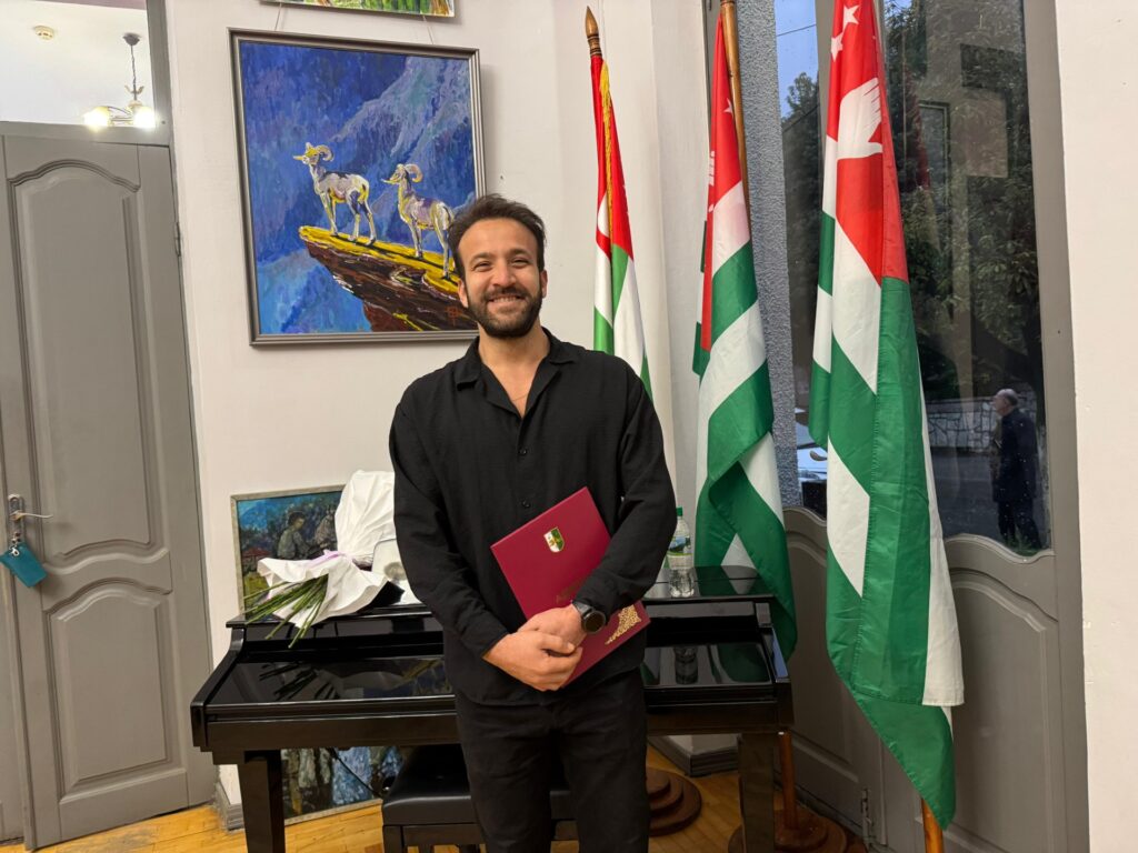 İhlas Haber Ajansı (İHA) Rusya Muhabiri Erhan Altıparmak’a Abhazya’da gazetecilik ödülü