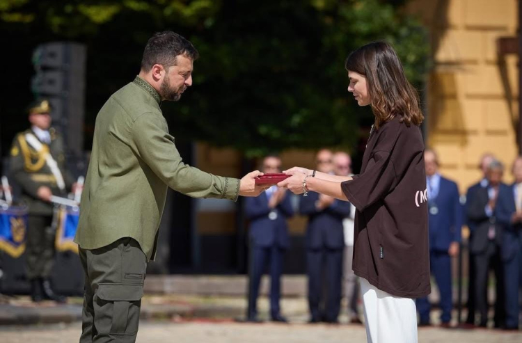 Ukrayna Cumhurbaşkanı Zelenskıy’ın elinden ödül alan Ukraynalı Savaş Fotoğrafçısı Vlada Liberova