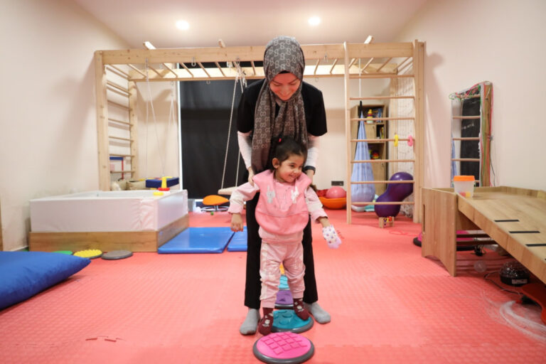 Irak’tan gelen aile, Kocaeli Büyükşehir Belediyesi’nin Gonca Engelsiz Yaşam Merkezi’yle, umuda tutundu