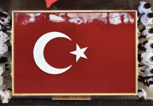 Kağıdın hikayesi SEKA’da yazıldı: Dünyanın en büyük Türk bayrağı oluşturuldu